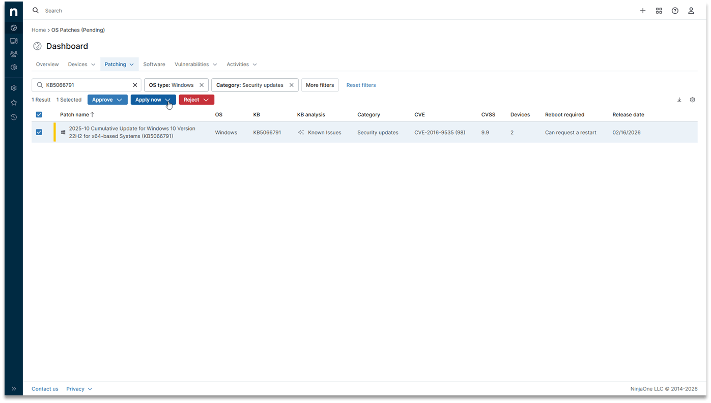 Het NinjaOne-dashboard toont een overzicht van het patch management met informatie over kwetsbaarheden, waar teams patches direct kunnen toepassen of goedkeuren voor geplande implementatie. AI-gestuurde inzichten dienen bovendien als leidraad voor veilige en stabiele beslissingen over het verhelpen van kwetsbaarheden.